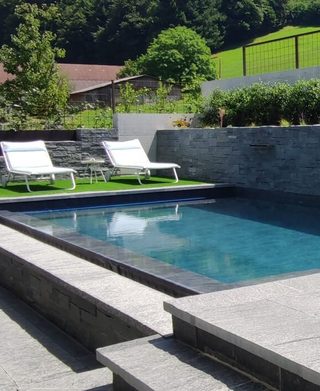 biopool-ohne-pflanzen-stufen-stein-liegestuhl